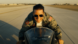 Tom Cruise elogia o remake de ‘O Sobrevivente’, estrelado por Glen Powell