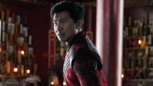 Simu Liu defende filmes de super-heróis e critica a “moda” em odiá-los